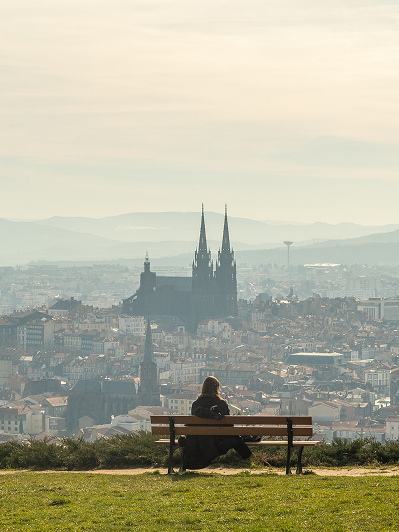 Vue panoramique d'une ville depuis un banc, cathédrale gothique à l'horizon