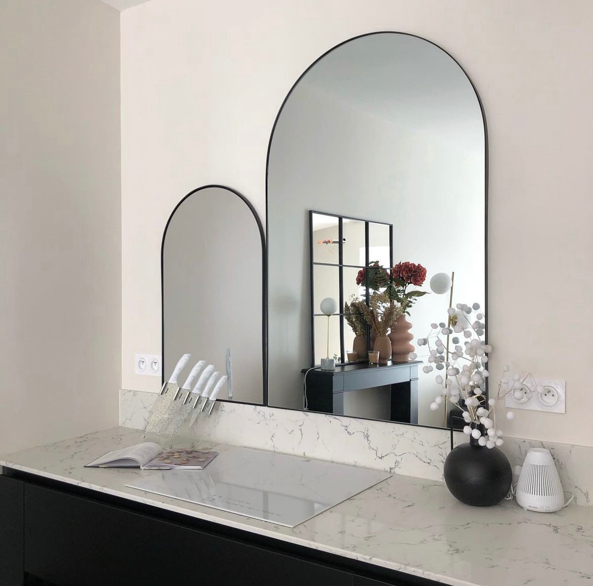 Cuisine design, plan de travail marbre blanc, plaques induction et miroirs arqués
