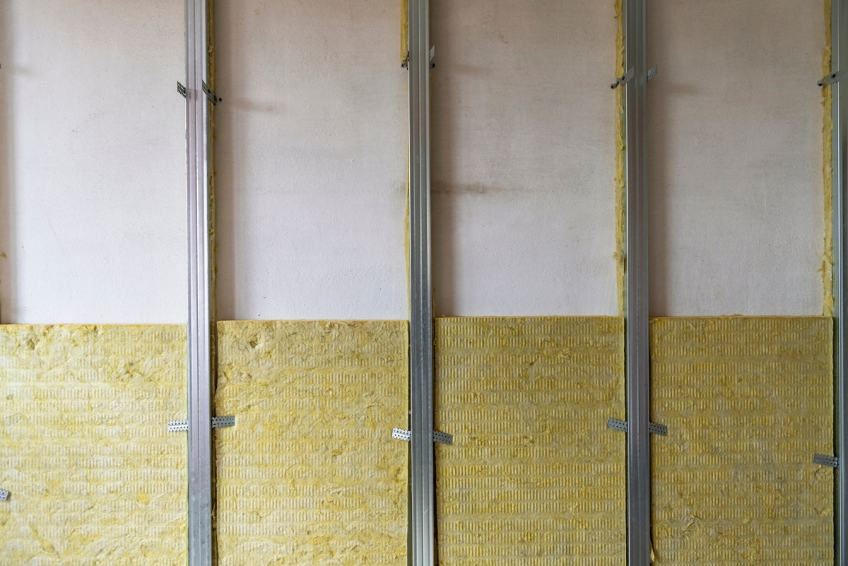 Mur en rénovation énergétique avec ossature métallique et isolant jaune