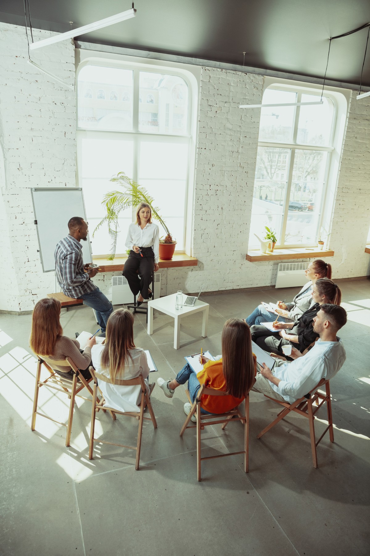 Atelier de formation en architecture, groupe attentif autour d'une formatrice